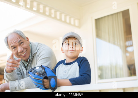 Großvater und Enkel mit Baseballhandschuh auf Veranda Stockfoto