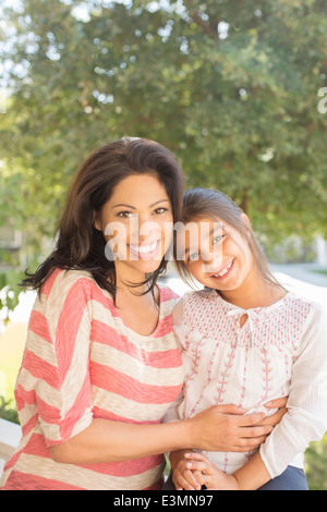 Porträt des Lächelns, Mutter und Tochter Stockfoto