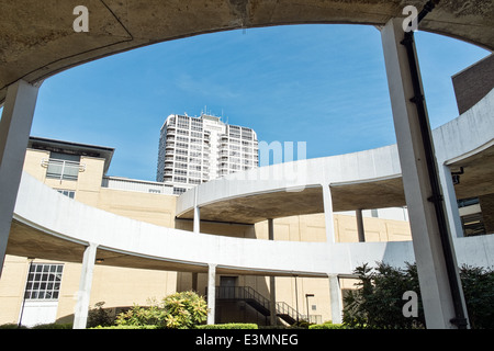 Ein Blick durch die Rampe am Eingang Dienst von der Brunel Center, Swindon & Blick auf David Murry John Gebäude Stockfoto