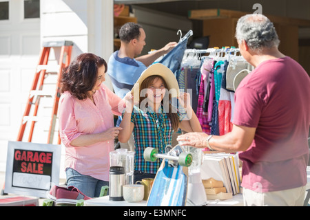 Mehr-Generationen-Familie auf Flohmarkt Stockfoto