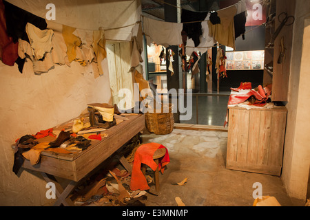 Schuhmacher-Werkstatt, Ausstellung im Museum der Geschichte von Katalonien in Barcelona, Spanien. Stockfoto