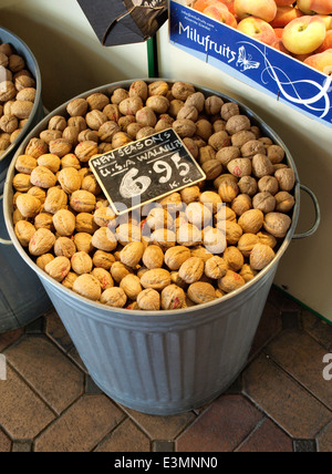 Mülleimer voller Walnüsse zum Verkauf am Marktstand, Oxford, UK Stockfoto