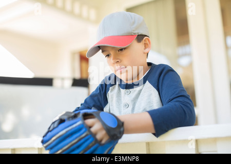 Ernste junge mit Baseball-Handschuh Stockfoto