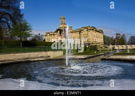 Ein Brunnen vor der Cartwright-Halle in Bradford Stockfoto