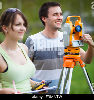 Zwei junge Landvermesser am Arbeitsplatz Stockfoto