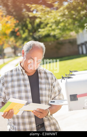 Mann, Abrufen von e-Mails im Postfach Stockfoto