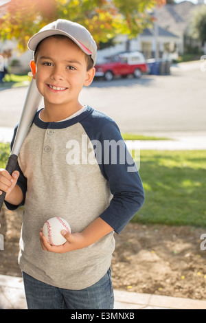 Porträt eines lächelnden jungen mit Baseball und Fledermaus Stockfoto