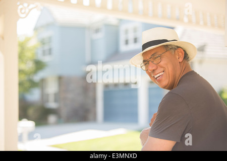 Lachender Mann auf sonnige Veranda Stockfoto