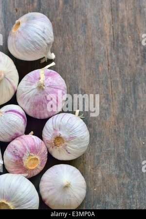 Frischer Knoblauch isoliert auf alten hölzernen Hintergrund, Ansicht von oben Stockfoto