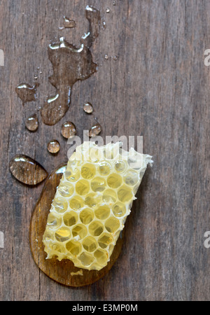 süße Waben mit Honig auf alten hölzernen Hintergrund isoliert Stockfoto