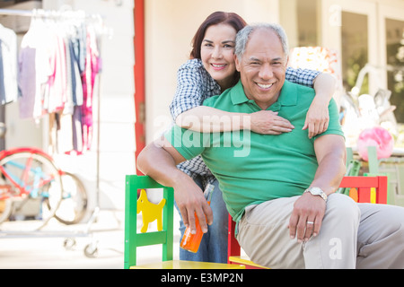 Porträt des Lächelns paar im freien Stockfoto