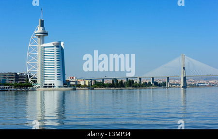 Vasco da Gama Bridge und Torre Vasco da Gama, Lissabon, Portugal Stockfoto