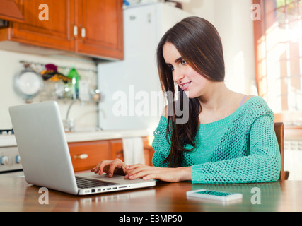 Junge Frau, die zu Hause arbeiten Stockfoto
