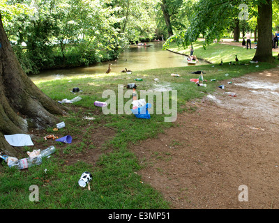 Müll links von Oxford-Studenten am Ufer des Flusses nach einer Party, UK Stockfoto