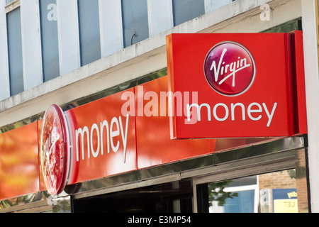 Das Virgin Money Schild über der Ladenfront einer Niederlassung in England Stockfoto