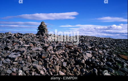 Gestapelte Felsen. Vor langer Zeit entstanden Steinhaufen zur Markierung Richtung, Island Stockfoto