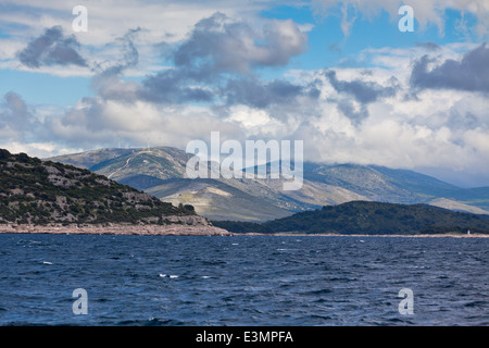 Kroatische Hügel Küste aus dem Meer Blick. Horizontalen Schuss Stockfoto