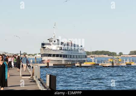 Kreuzfahrtschiff der nördlichen Geist verlassen Dock, Touristen und Besucher auf einen Rundgang durch die Toronto Islands am Lake Ontario zu nehmen Stockfoto