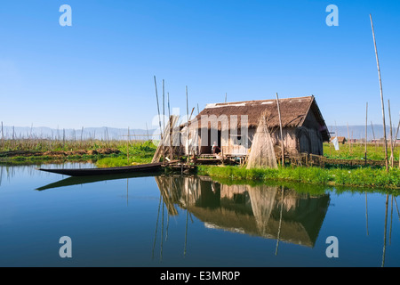 Strohgedeckte Hütte in schwimmenden Gärten, Inle-See, Myanmar, Asien Stockfoto