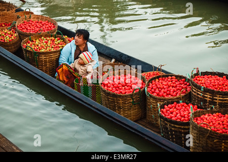 Bauern entladen Tomaten, Nyaung Shwe, Inle-See, Myanmar, Asien Stockfoto