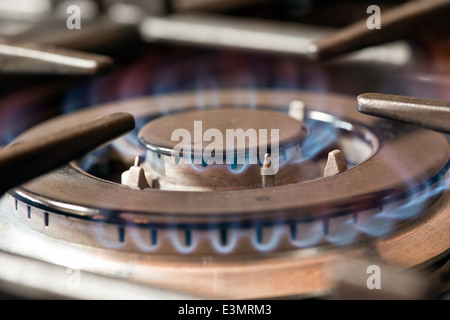 Eine Nahaufnahme von einem blauen Gasflammen Brennen auf einem Küche Herd Gas Rig oder Brenner Stockfoto