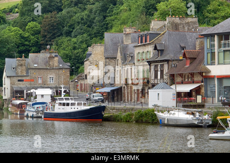 Idyllische Landschaft am Hafen von Dinan, eine Stadt in der Bretagne, Frankreich. Es liegt am Fluss Rance Stockfoto