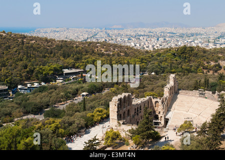 Odeon des Herodes Atticus in Athen mit der Stadt Piräus im Hintergrund. Stockfoto