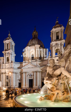 Brunnen der vier Flüsse und Sant'Agnese in Agone Kirche von Nacht, Piazza Navona, Rom, Italien Stockfoto