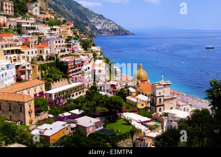 Blick auf die Stadt Positano an der Amalfi Küste in Italien Stockfoto