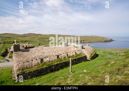 Blick hinunter auf Crofts in Na Gearrannan Blackhouse Village an der Westküste Garenin Isle of Lewis äußeren Hebriden Schottland wiederhergestellt Stockfoto