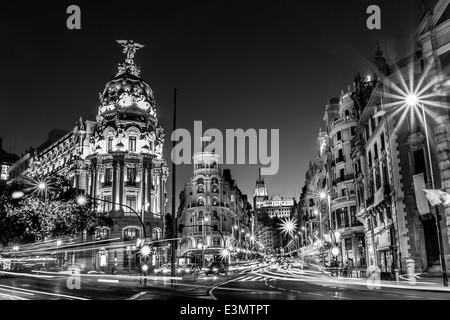 Strahlen der Ampel auf der Gran via Straße, der wichtigsten Einkaufsstraße in Madrid bei Nacht. Spanien, Europa. Stockfoto