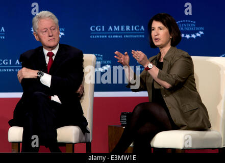 Denver, Colorado, USA. 24. Juni 2014. BILL CLINTON hört, wie SARA HOROWITZ, Executive Director der Freelancer-Union einen Punkt in einer Podiumsdiskussion während CGI Amerika, eine Initiative der Clinton-Stiftung macht. Brian Cahn/ZUMAPRESS.com/Alamy © Live-Nachrichten Stockfoto