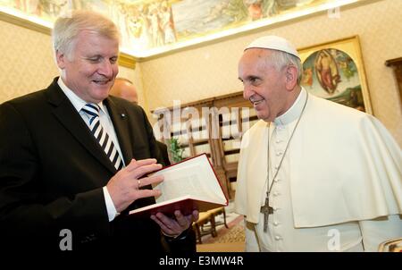 Pope Francis (R) erhält Premier von Bayern Horst Seehofer (CDU, L) in der Bibliothek des Apostolischen Palastes für eine Privataudienz im Vatikan, 23. Juni 2014. Der Papst stellt Seehofer mit seinem Buch "Apostolische Schreiben". Foto: SVEN HOPPE/dpa Stockfoto