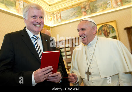 Pope Francis (R) erhält Premier von Bayern Horst Seehofer (CDU, L) in der Bibliothek des Apostolischen Palastes für eine Privataudienz im Vatikan, 23. Juni 2014. Der Papst stellt Seehofer mit seinem Buch "Apostolische Schreiben". Foto: SVEN HOPPE/dpa Stockfoto