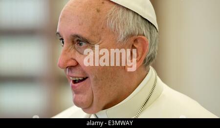 Papst Francis lächelt, als er Premier von Bayern Horst Seehofer (CDU) in der Bibliothek des Apostolischen Palastes für eine Privataudienz im Vatikan, 23. Juni 2014 erhält. Foto: SVEN HOPPE/dpa Stockfoto