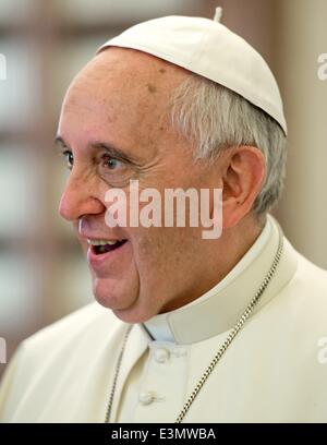 Papst Francis lächelt, als er Premier von Bayern Horst Seehofer (CDU) in der Bibliothek des Apostolischen Palastes für eine Privataudienz im Vatikan, 23. Juni 2014 erhält. Foto: SVEN HOPPE/dpa Stockfoto