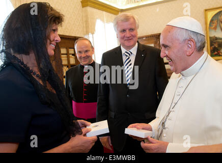 Pope Francis (R) erhält Premier von Bayern Horst Seehofer (CDU, C) und Minister für wirtschaftliche Angelegenheiten Ilse Aigner (CSU) in der Bibliothek des Apostolischen Palastes für eine Privataudienz im Vatikan, 23. Juni 2014. Der Papst überreichte Aigner eine Medaille zur Erinnerung an den Besuch. Foto: SVEN HOPPE/dpa Stockfoto