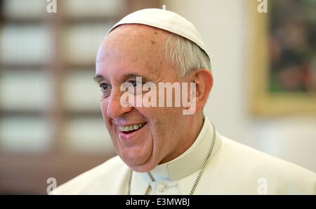 Papst Francis lächelt, als er Premier von Bayern Horst Seehofer (CDU) in der Bibliothek des Apostolischen Palastes für eine Privataudienz im Vatikan, 23. Juni 2014 erhält. Foto: SVEN HOPPE/dpa Stockfoto