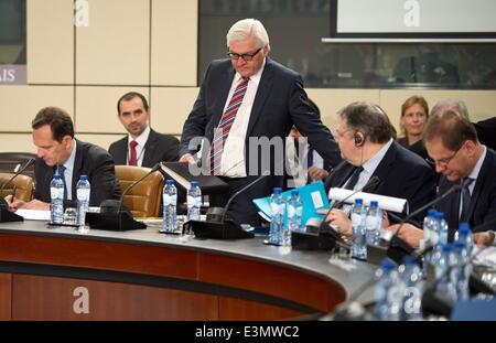 Brüssel, Belgien. 25. Juni 2014. Der deutsche Außenminister Frank-Walter Steinmeier (SPD, C) kommt es für die NATO Außenminister, treffen in Brüssel in Brüssel, 25. Juni 2014. Letzte Entwicklungen im Irak und der Ukraine sind die Hauptthemen der Tagung. Foto: DANIEL NAUPOLD/Dpa/Alamy Live News Stockfoto