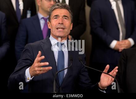 Brüssel, Belgien. 25. Juni 2014. NATO-Generalsekretär Anders Fogh Rasmussen spricht während der NATO Außenminister, treffen sich in Brüssel, 25. Juni 2014. Letzte Entwicklungen im Irak und der Ukraine sind die Hauptthemen der Tagung. Foto: DANIEL NAUPOLD/Dpa/Alamy Live News Stockfoto