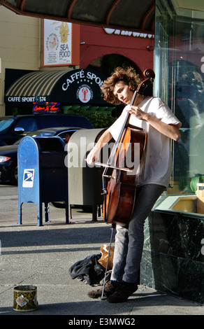 jungen Straßenmusiker Cellospiel am North Beach San Francisco street Stockfoto