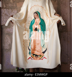 Virgen de Guadalupe aufgemalt Statue von Juan Diego, Morelia, Michoacan, Mexiko Stockfoto