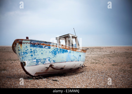 Gestrandete alte hölzerne Fischerboote am Strand auf einem einsamen Kiesstrand Verfall überlassen Stockfoto