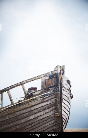 Gestrandete alte hölzerne Fischerboote am Strand auf einem einsamen Kiesstrand Verfall überlassen Stockfoto