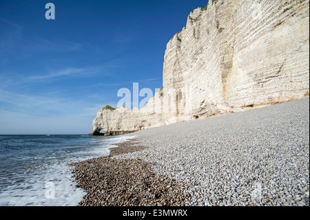 Kiesstrand und den natürlichen Felsen Bogen Porte d'Amont bei Etretat, Normandie, Frankreich Stockfoto