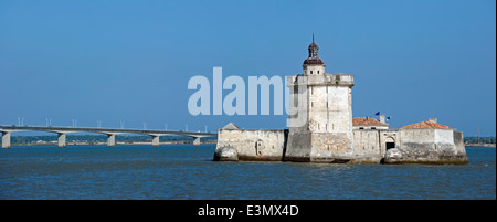 Fort Louvois / Fort du Chapus und die Brücke Pont de l 'Île d' Oléron in Bourcefranc-le-Chapus, Charente-Maritime, Frankreich Stockfoto