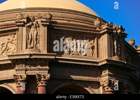 Römischen Stil Spalten, Domeand Bas Relieffiguren der bildenden Künste SCHLOSSTHEATER - SAN FRANCISCO, Kalifornien Stockfoto