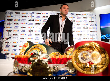 Hamburg, Deutschland. 25. Juni 2014. Professioneller Schwergewichtsboxer und WBA (Super), IBF, WBO und IBO-Weltmeister, Wladimir Klitschko aus der Ukraine besucht eine Pressekonferenz in der O2 World in Hamburg, Deutschland, 25. Juni 2014. Klitschko wird seinen Titel gegen Pulev in einem IBF-WM-Kampf am 6. September 2014 zu verteidigen konkurrieren. Foto: CHRISTIAN CHARISIUS/Dpa/Alamy Live News Stockfoto