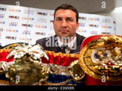 Hamburg, Deutschland. 25. Juni 2014. Professioneller Schwergewichtsboxer und WBA (Super), IBF, WBO und IBO-Weltmeister, Wladimir Klitschko aus der Ukraine besucht eine Pressekonferenz in der O2 World in Hamburg, Deutschland, 25. Juni 2014. Klitschko wird seinen Titel gegen Pulev in einem IBF-WM-Kampf am 6. September 2014 zu verteidigen konkurrieren. Foto: CHRISTIAN CHARISIUS/Dpa/Alamy Live News Stockfoto