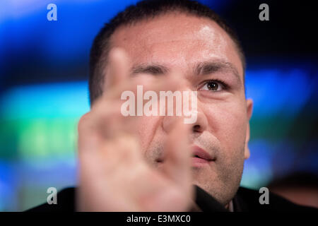 Hamburg, Deutschland. 25. Juni 2014. Schwergewichts-Profiboxer Kubrat Pulev Bulgariens besucht eine Pressekonferenz in der O2 World in Hamburg, Deutschland, 25. Juni 2014. Er wird gegen Wladimir Klitschko, WBA (Super), IBF, WBO, IBO-Weltmeister in einem IBF-WM-Kampf am 6. September 2014. Foto: CHRISTIAN CHARISIUS/Dpa/Alamy Live News Stockfoto